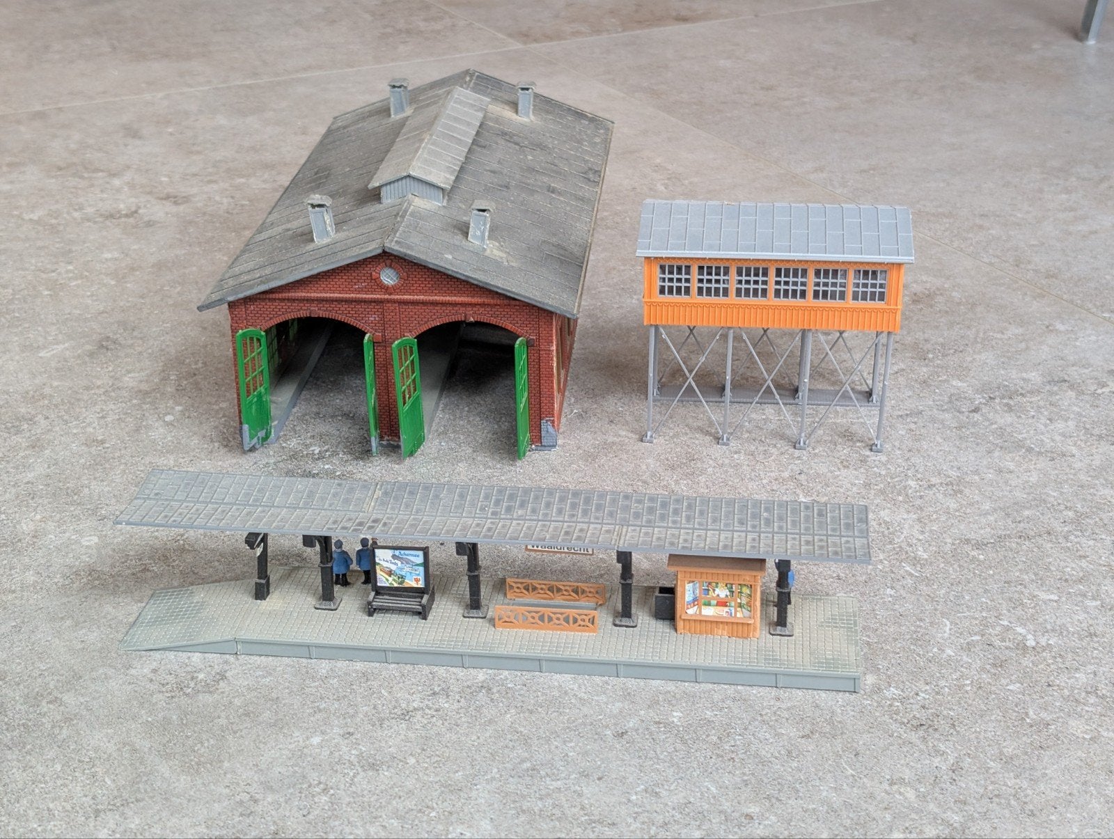 Drie Modelspoorbaan gebouwen: Locomotiefloods, , Station, Hobby en Vrije tijd, Modeltreinen | H0, Ophalen of Verzenden, Gebruikt
