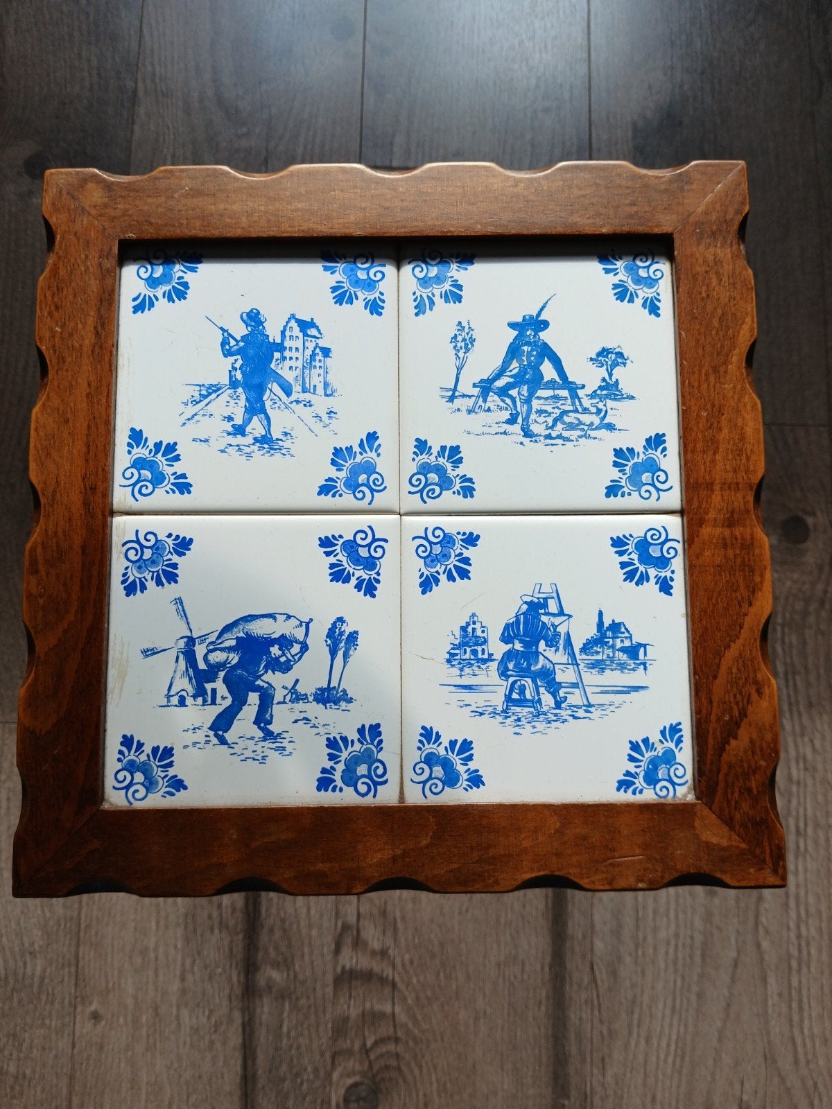 Tafeltje ingelegd met delftsblauwe tegeltjes., Ophalen