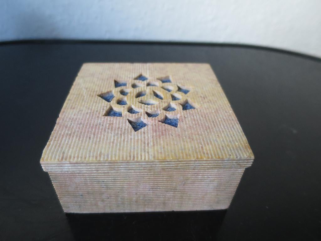 prachtig dooje handgemaakt uit speksteen 8/8/3,5 cm, Ophalen of Verzenden