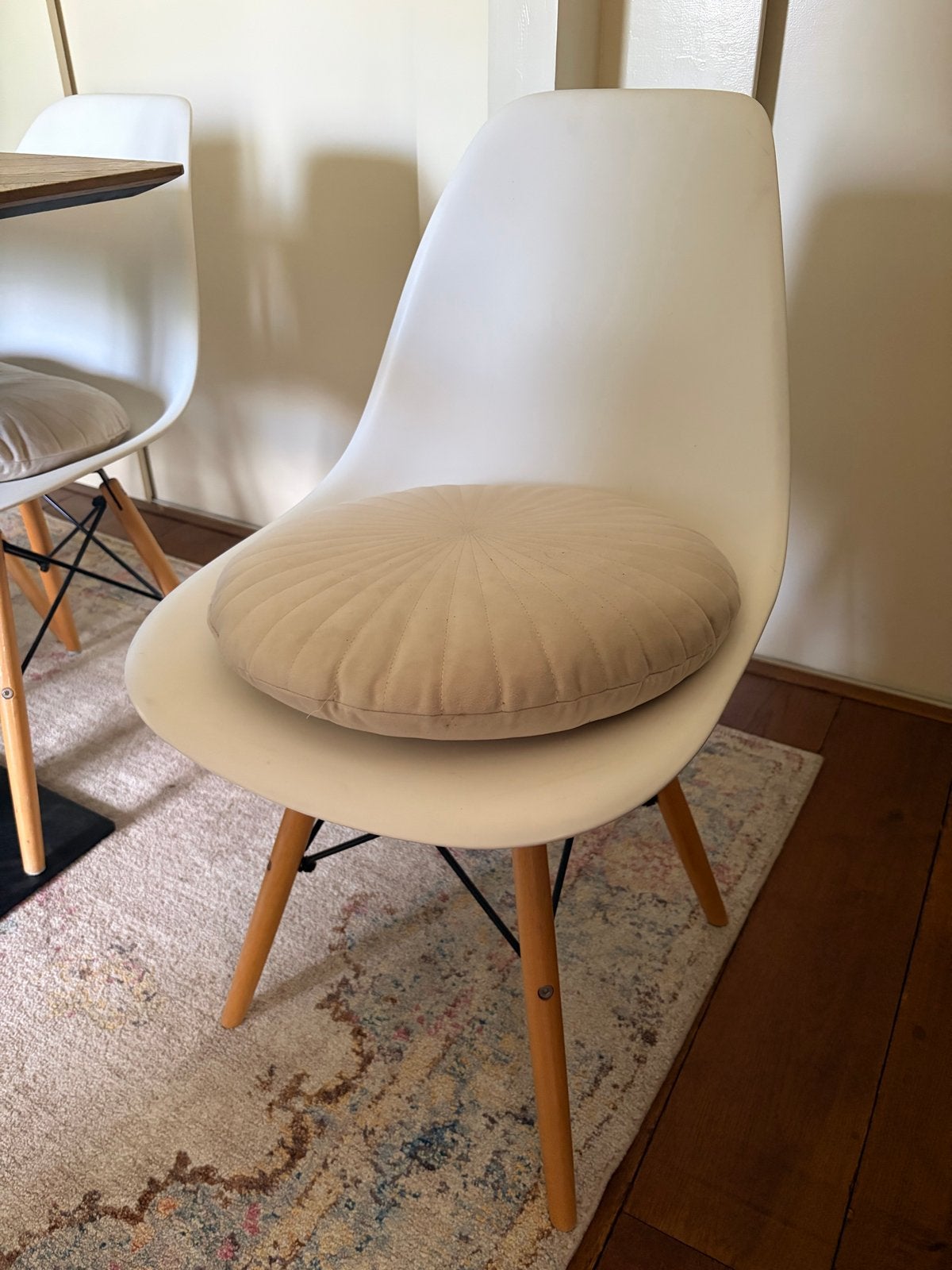 Witte Eames-stijl stoel met houten poten met kussens, Huis en Inrichting, Stoelen, Ophalen, Gebruikt, Wit, Eén