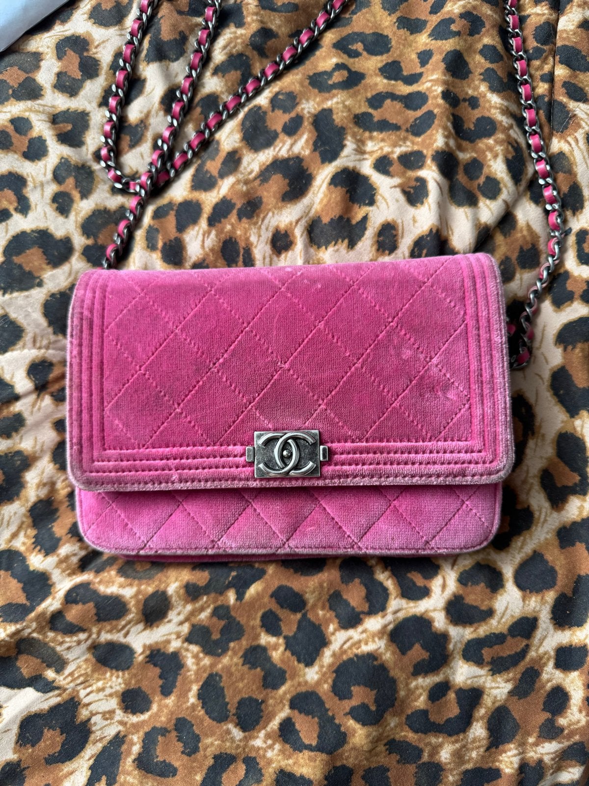 CHANEL Boy Wallet on Chain (WOC) Roze Fluweel, Ophalen of Verzenden, Gebruikt, Roze, Schoudertasje
