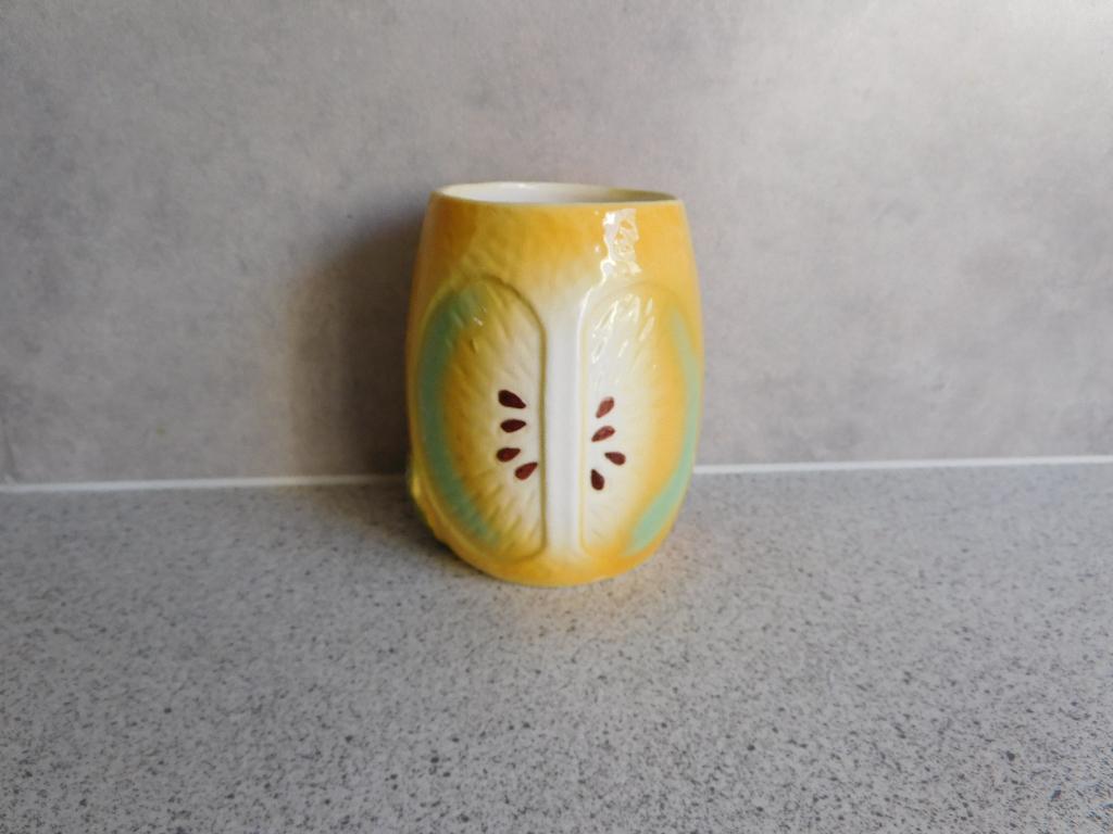 Mok 10x6 cm. Citroen Handpainted Majolica of Barbotine, Antiek en Kunst, Antiek | Keramiek en Aardewerk, Ophalen of Verzenden