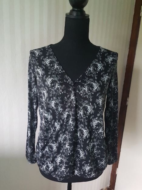Nieuw, zwart wit H&M flower bloemen top, s 36 rekt mee., Verzenden, Zwart, Nieuw, Lange mouw