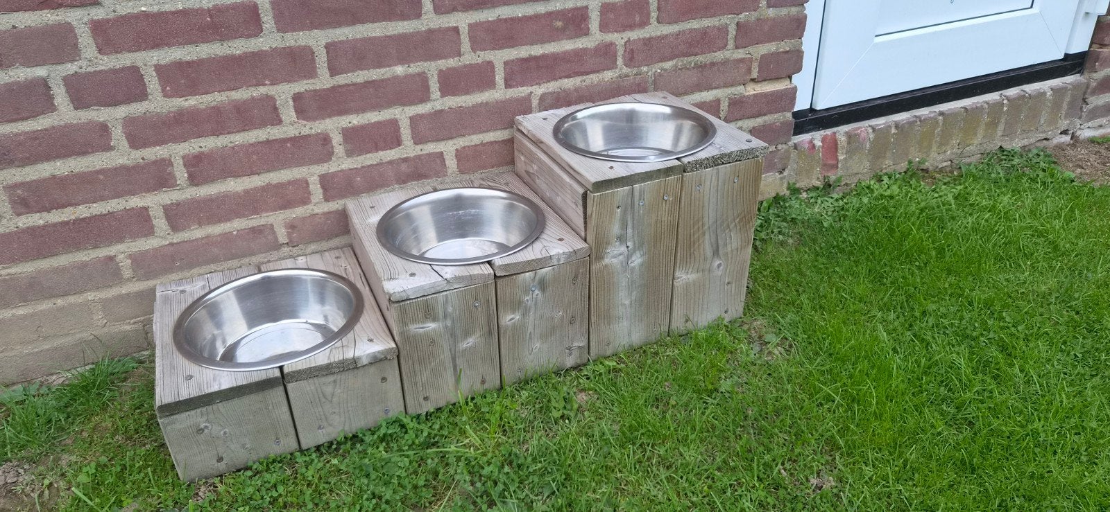 Steigerhouten standaard met 3 rvs voerbakken, Ophalen
