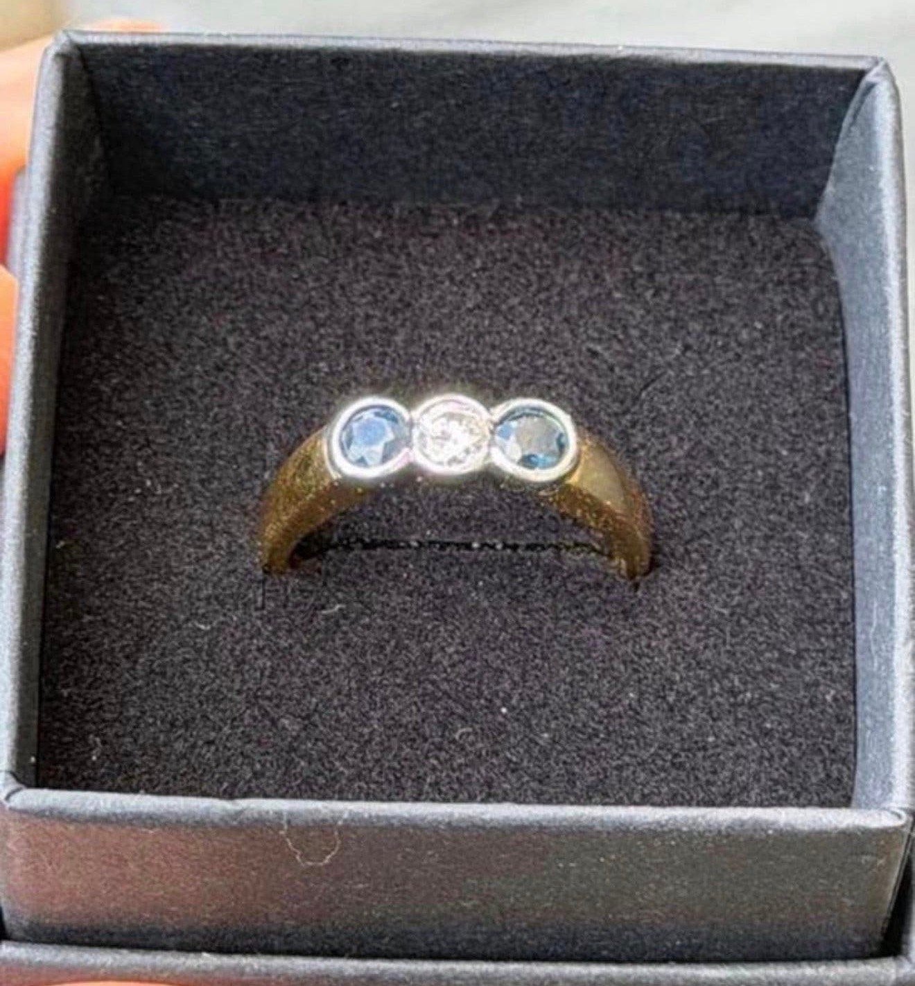 18K gouden ring met 1 natuurlijke diamant 2 blauwe saffieren, 18 tot 19, Nieuw, Ophalen of Verzenden, Met edelsteen