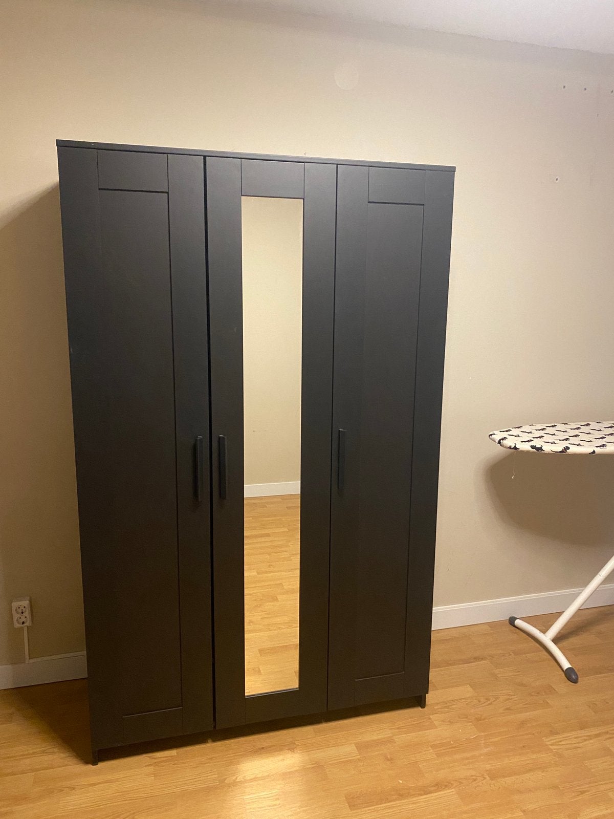 IKEA Brimnes kledingkast bruinzwart 3-deurs met spiegel, Huis en Inrichting, Ophalen, 100 tot 150 cm, Zo goed als nieuw, 150 tot 200 cm