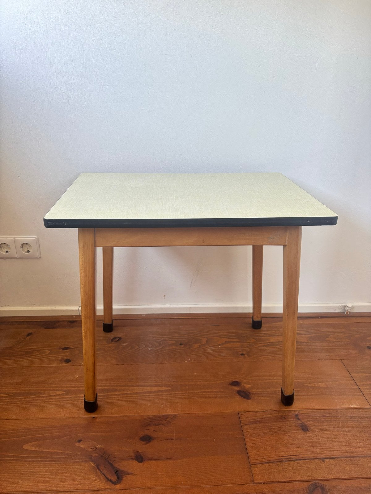 Vintage kindertafeltje schooltafel met formica blad, Huis en Inrichting, Ophalen, Overige materialen, Gebruikt, Minder dan 50 cm
