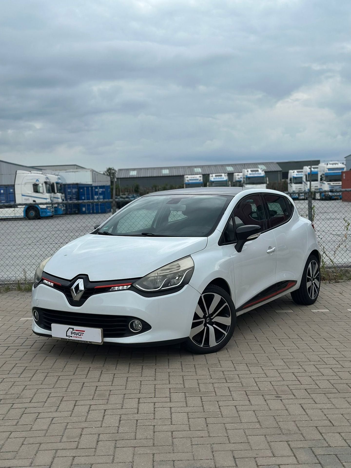 Renault Clio 0.9 TCe Dynamique AIRCO - CRUISE - NWE APK, Voorwielaandrijving, Gebruikt, 540 kg, Wit