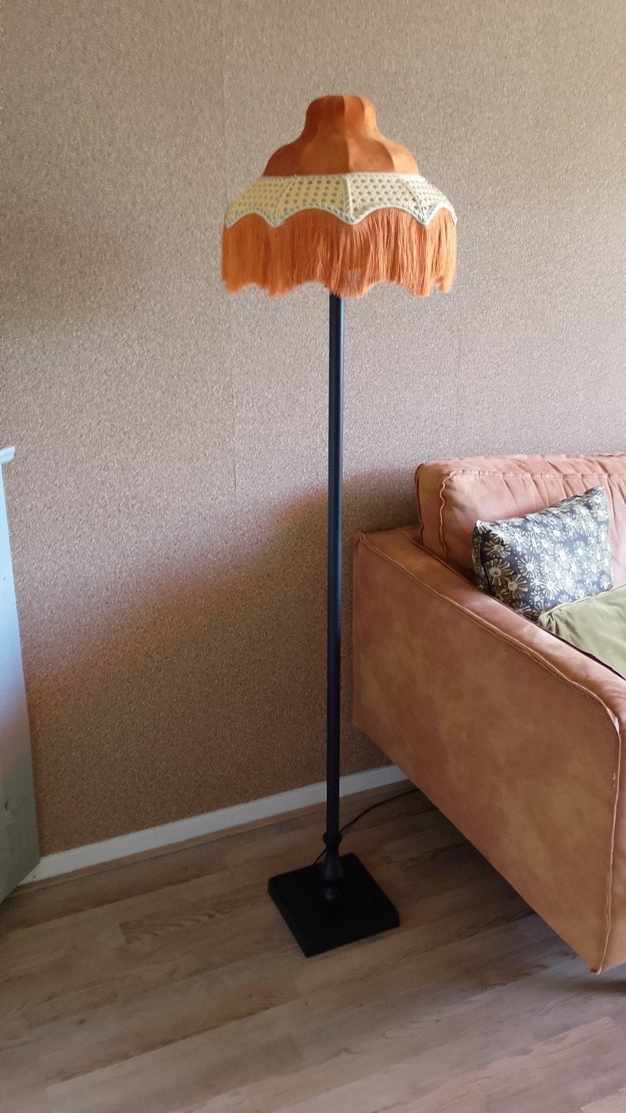 Retro look Vloerlamp met Oud Oranje Kap en Zwarte Poot, Huis en Inrichting, Lampen | Vloerlampen, Gebruikt, 100 tot 150 cm, Textiel