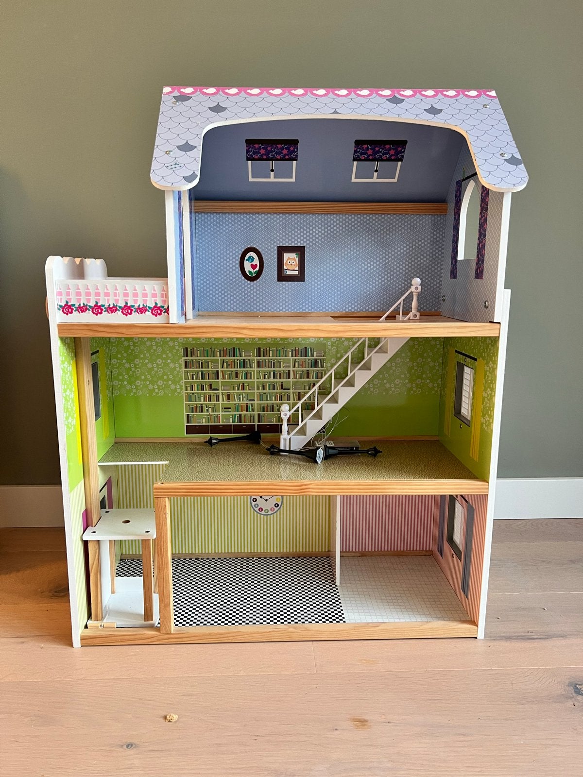 Groot Poppenhuis met Poppetjes en Houten Meubeltjes, Kinderen en Baby's, Speelgoed | Poppenhuizen, Ophalen, Gebruikt, Poppenhuis