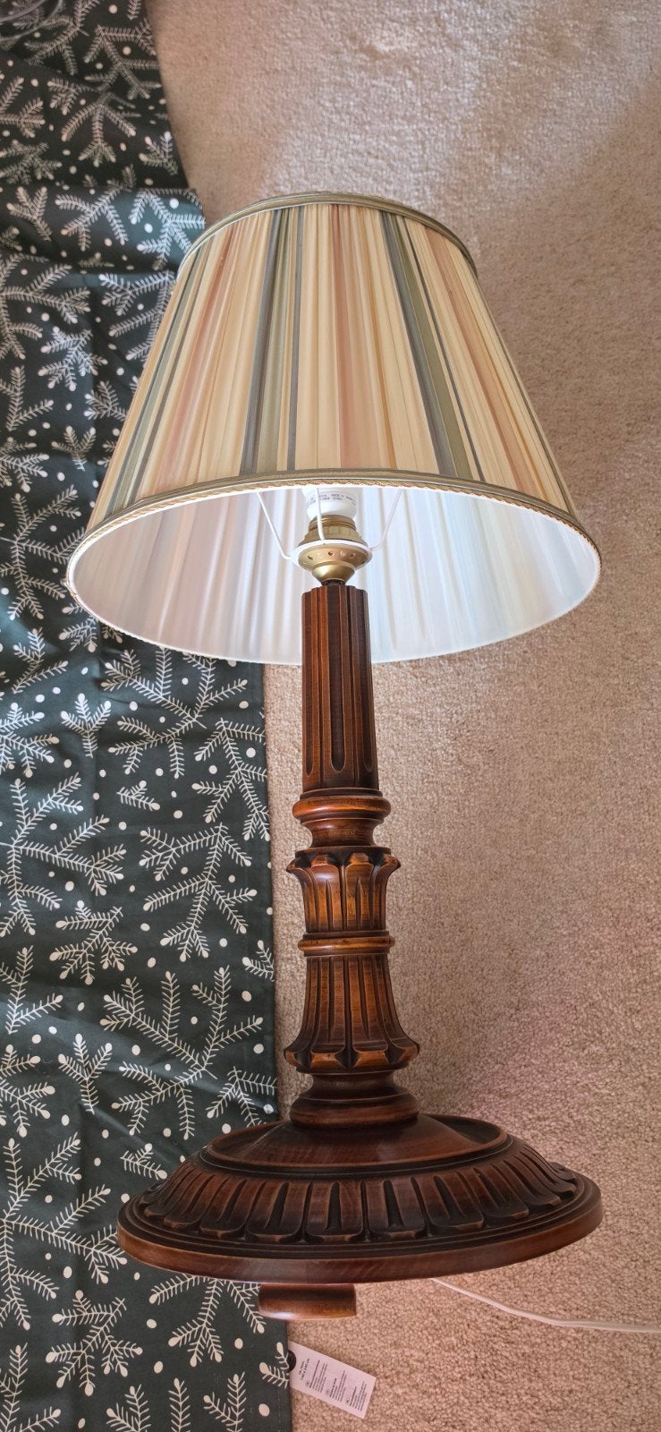 Klassieke houten tafellamp met geplooide kap, Huis en Inrichting, Lampen | Tafellampen, Gebruikt, Hout, Textiel, E27 (groot), Met kap