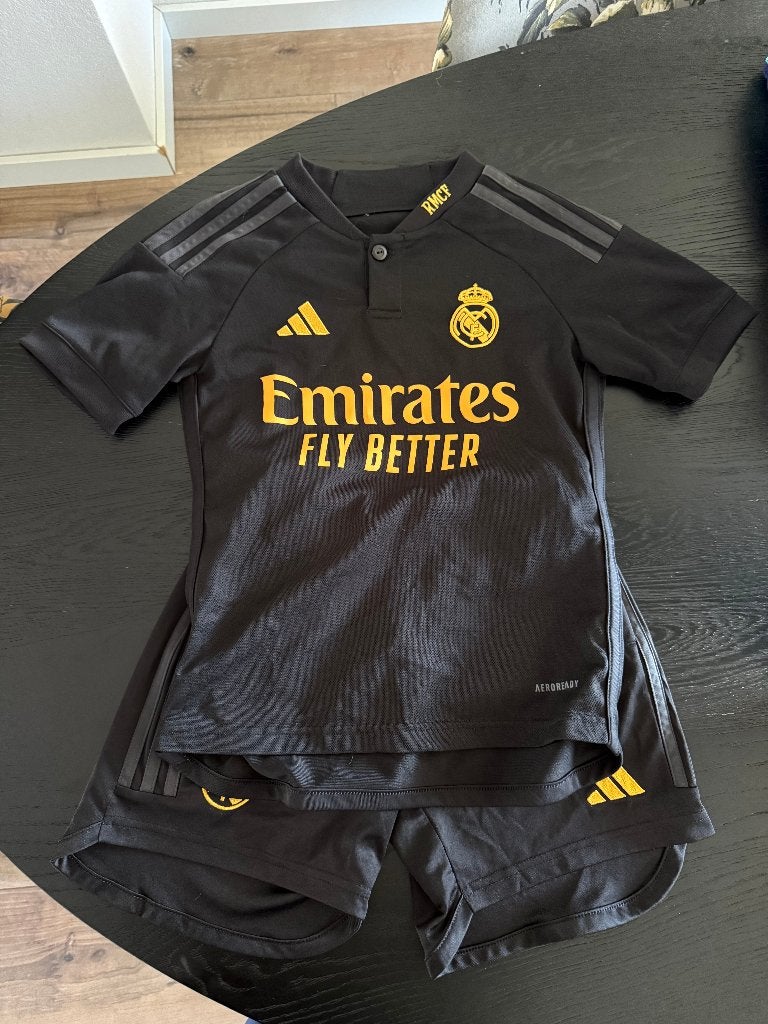 Real Madrid tenue (kindermaat 140), Maat XS of kleiner, Ophalen of Verzenden, Zo goed als nieuw, Set