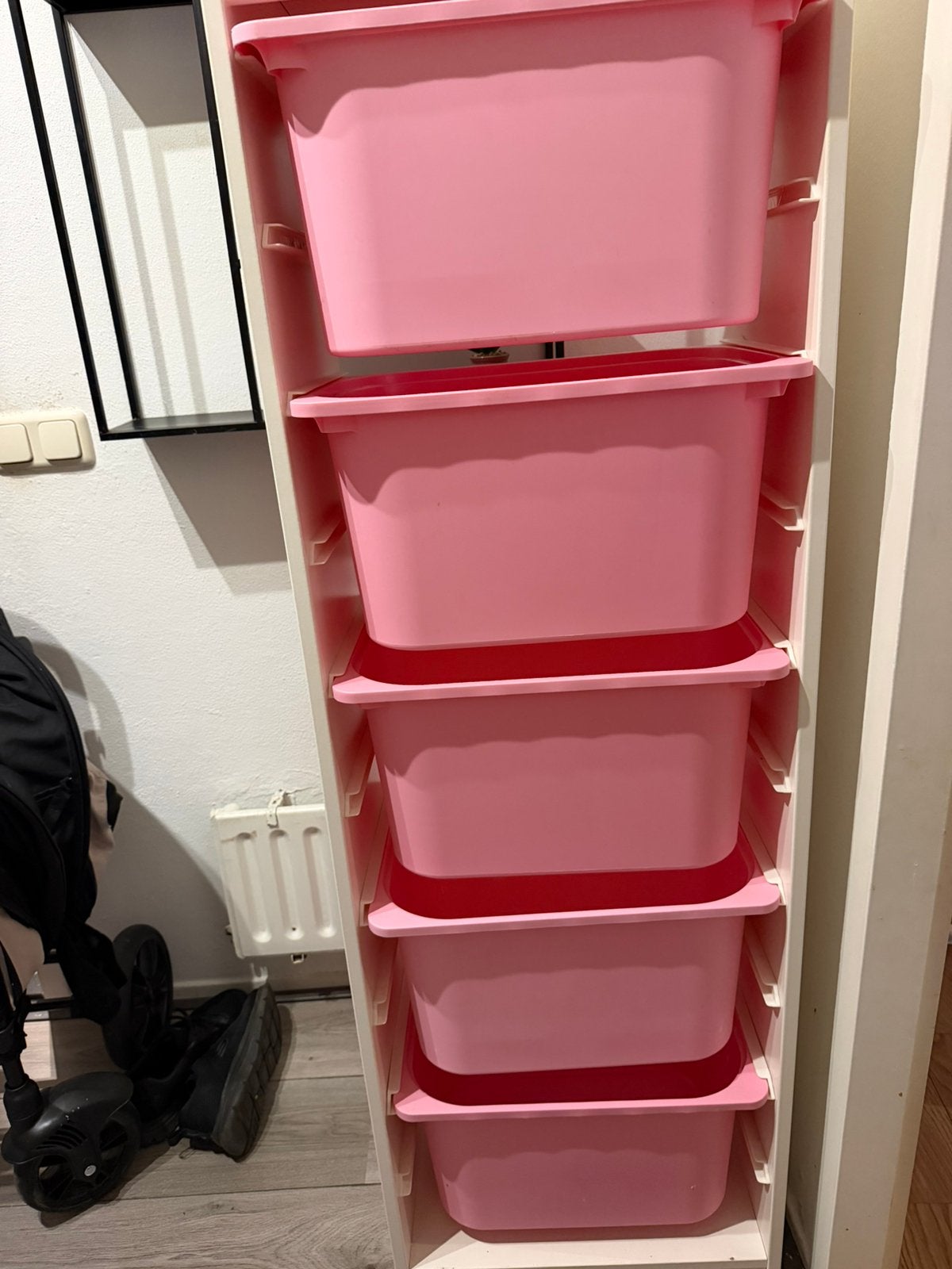 Trofast kast + roze bakken, Ophalen, 5 laden of meer, 50 tot 100 cm, Zo goed als nieuw
