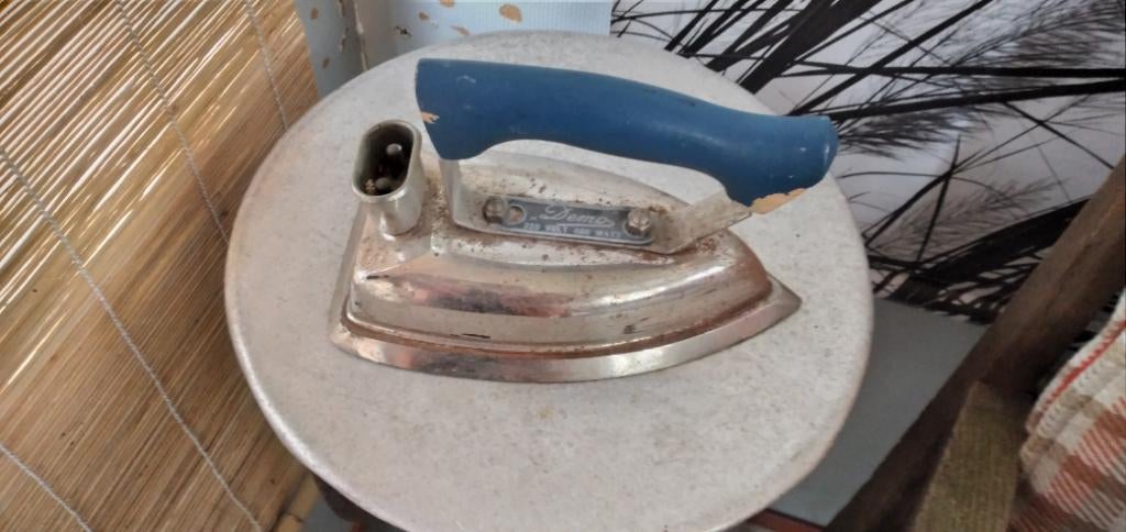 Oude strijkbout, Antiek en Kunst, Antiek | Gereedschap en Instrumenten, Verzenden