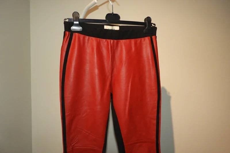 Pinko deels leren broek voorkant rood leer achterkant zwart, Kleding | Dames, Broeken en Pantalons, Verzenden, Zo goed als nieuw