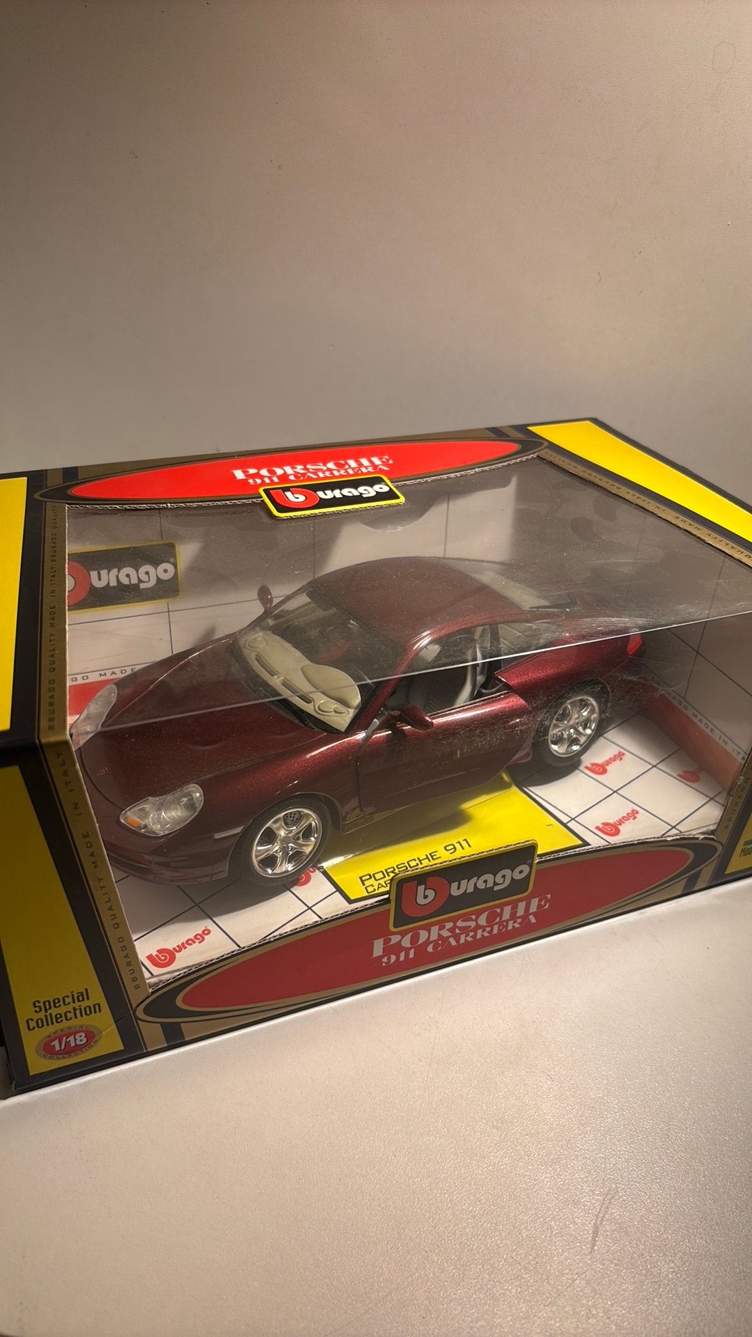 Porsche 911 carrera bordo red Bburago 1.18