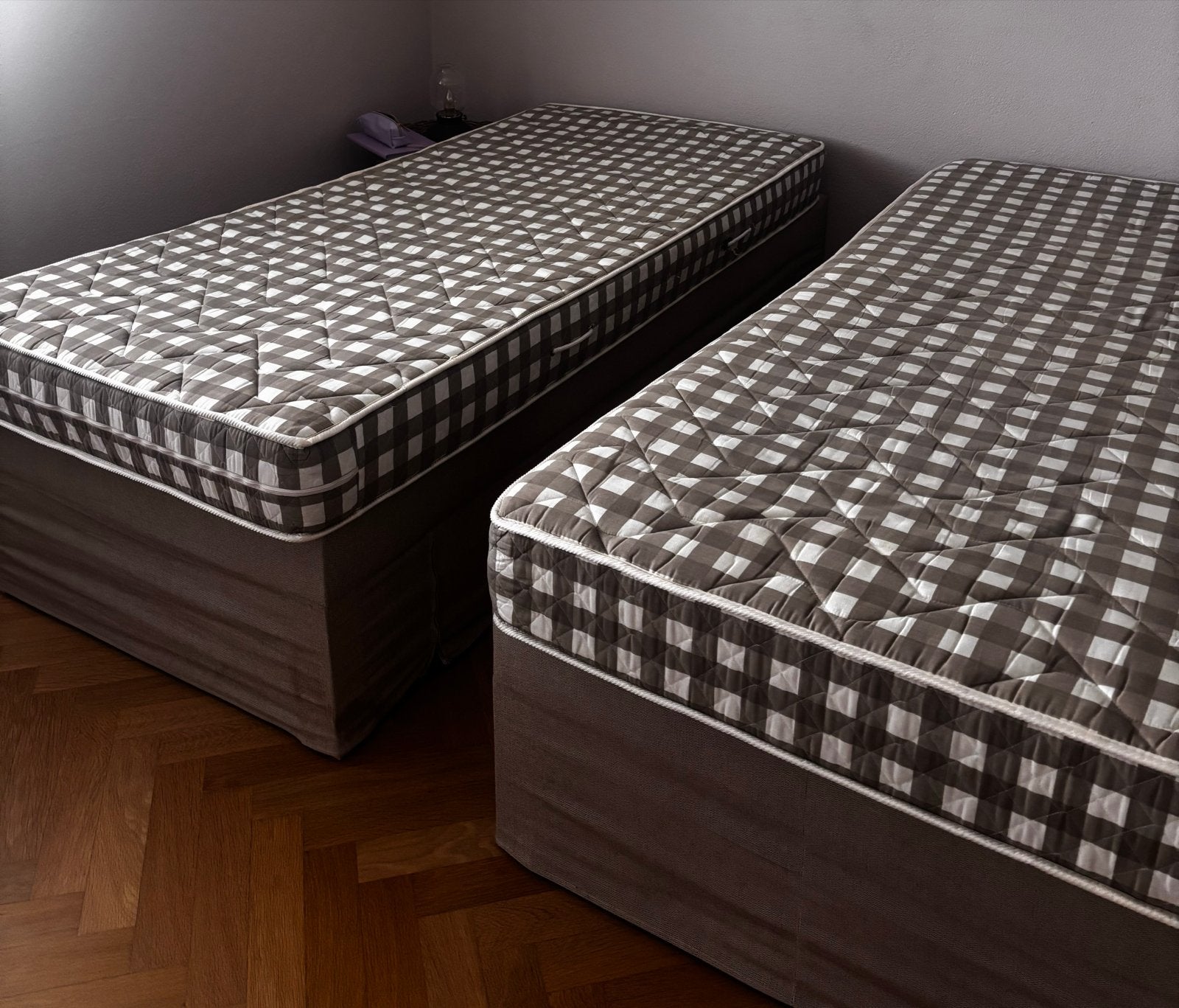 Twee eenpersoons matrassen met bedbodems, Ophalen, Gebruikt, 90 cm, Eenpersoons