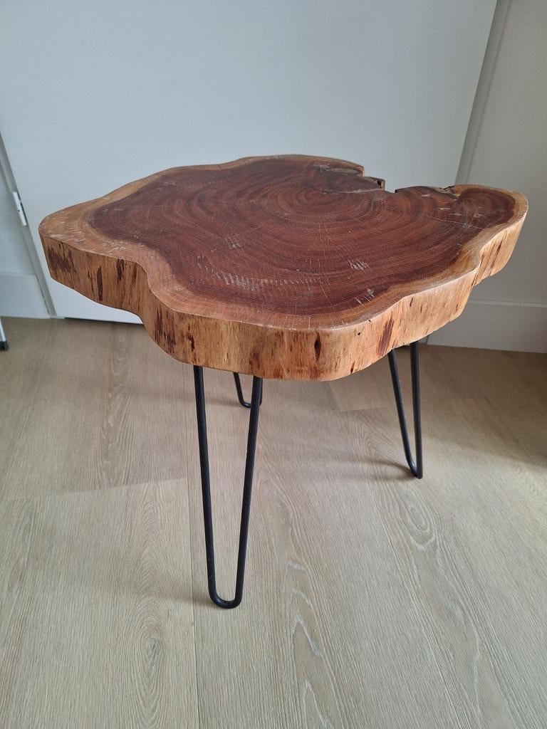 Unieke bijzettafel van massief hout met metalen poten, Minder dan 45 cm, Zo goed als nieuw, Overige vormen, Hout