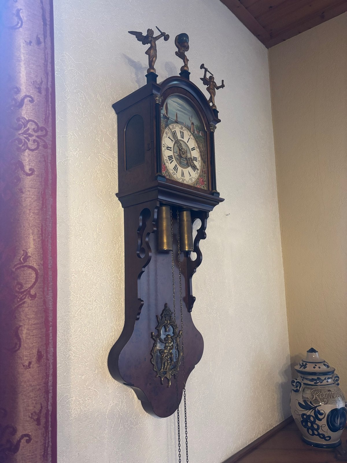wandklok met gewichten en decoratieve figuren, Ophalen