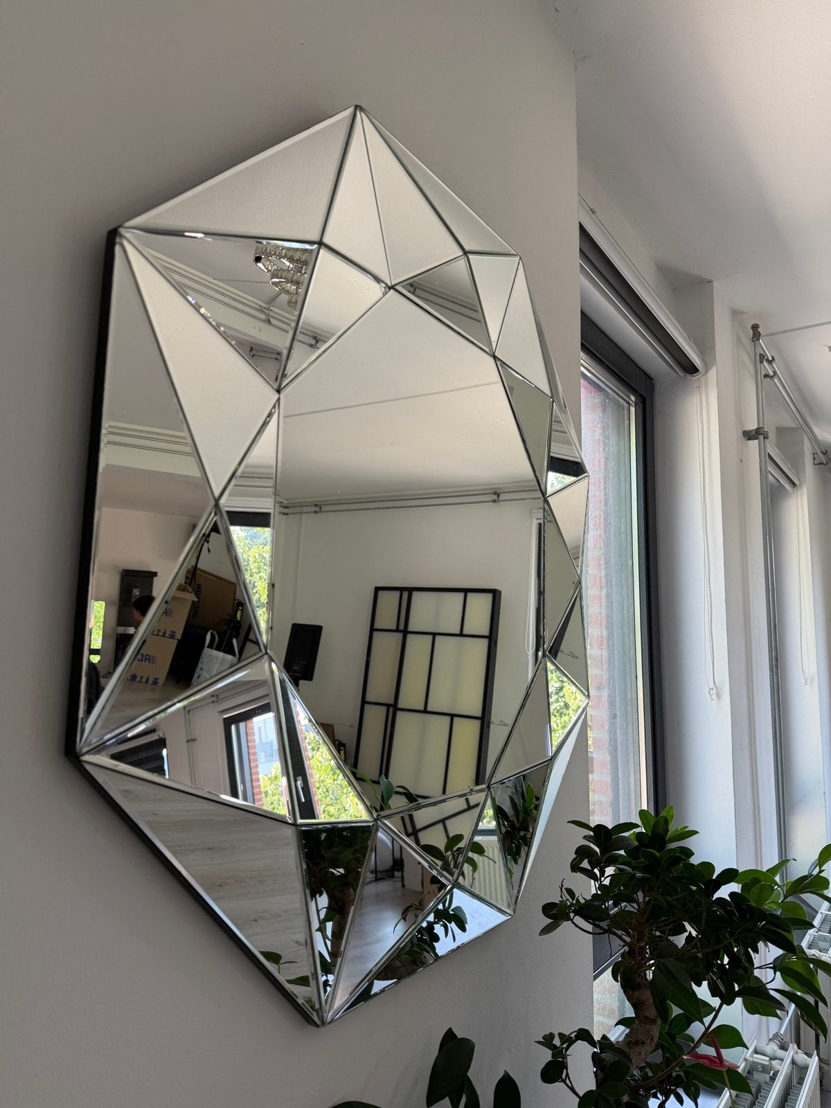 Moderne spiegel met geometrisch design, Ophalen, 100 tot 150 cm, Zo goed als nieuw, 75 tot 100 cm