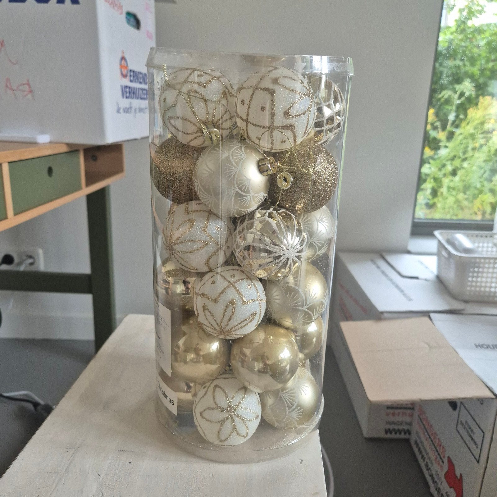 Goude/witte kerstboom ballen, Ophalen