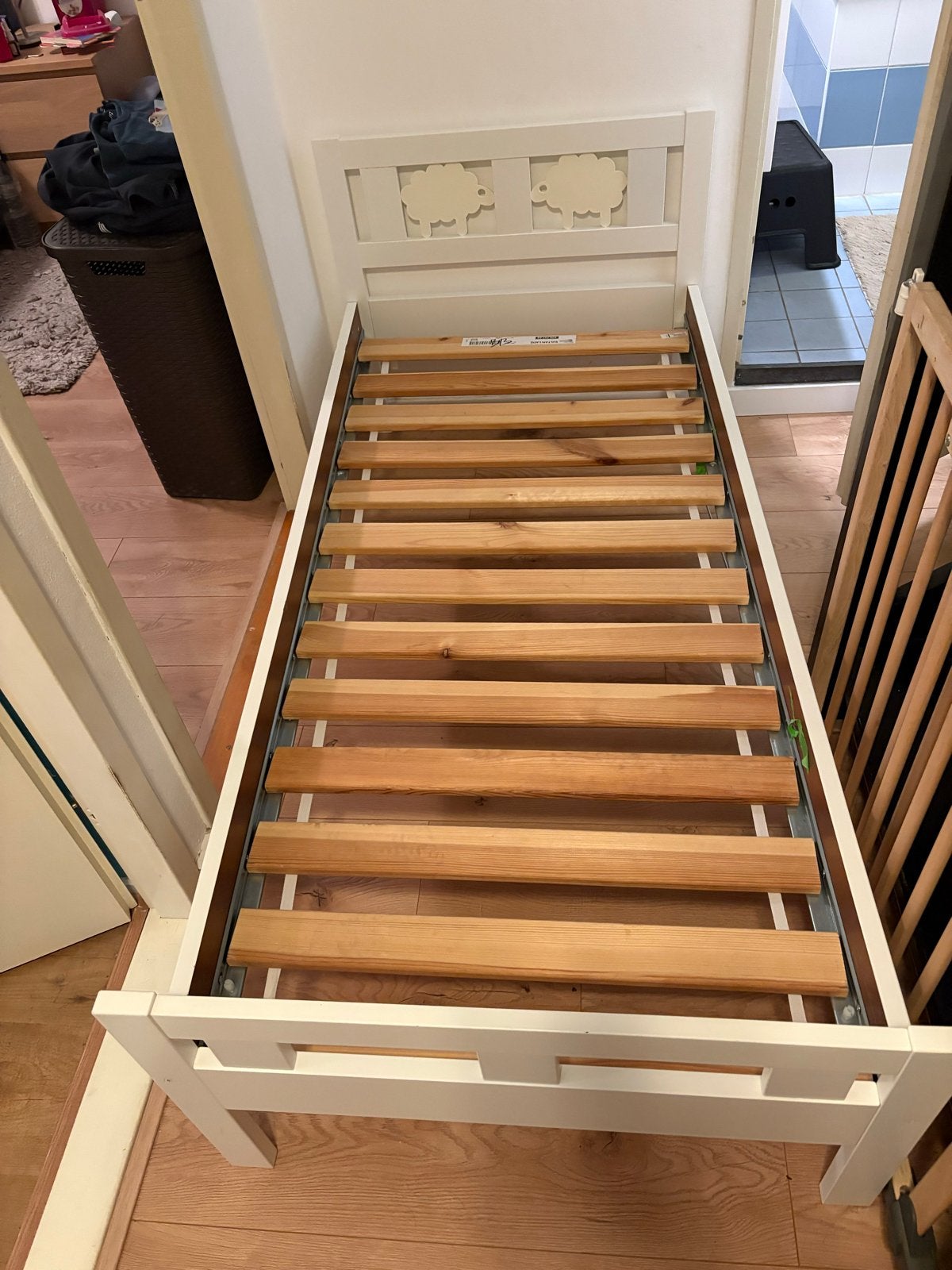 Peuterbed wit met lattenbodem - IKEA SMÅSTAD, Ophalen, Gebruikt, 70 tot 85 cm, Lattenbodem