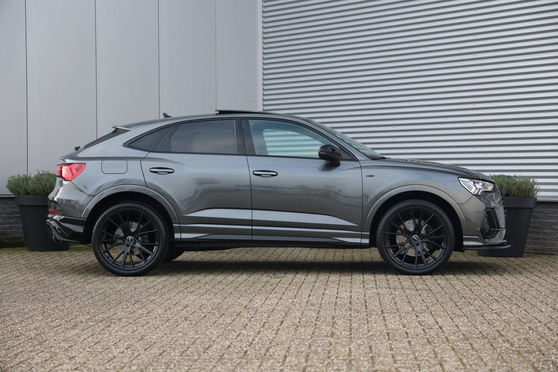 Audi Q3 Sportback 45 TFSI e 245pk Competition S-Line Black P, Auto's, Dealer onderhouden, Gebruikt, Hybride Elektrisch/Benzine