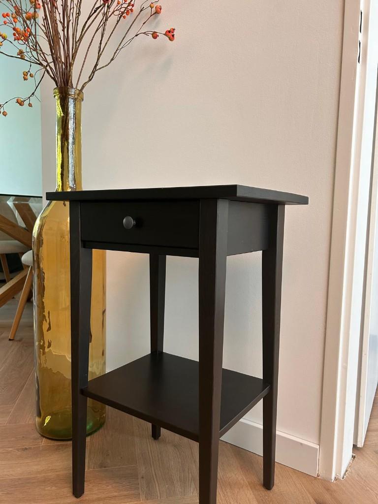 IKEA HEMNES nachtkastje zwart, Huis en Inrichting, Slaapkamer | Nachtkastjes, Ophalen, Minder dan 45 cm, 55 tot 70 cm, Zo goed als nieuw