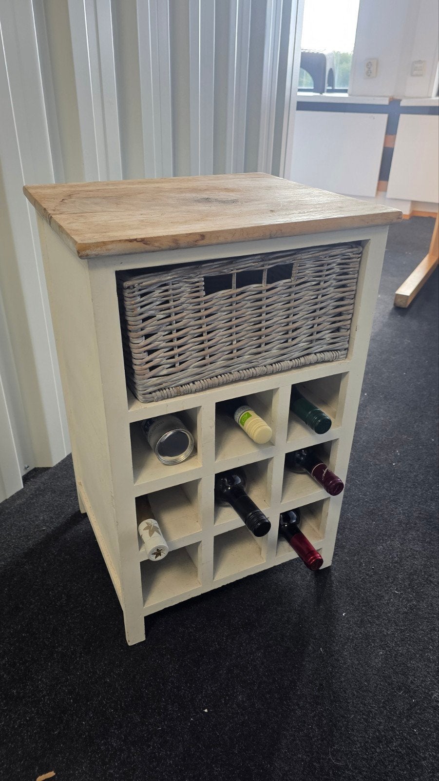 Wijnrek met rieten mand en houten blad, Ophalen, Gebruikt, Hout, 50 – 75
