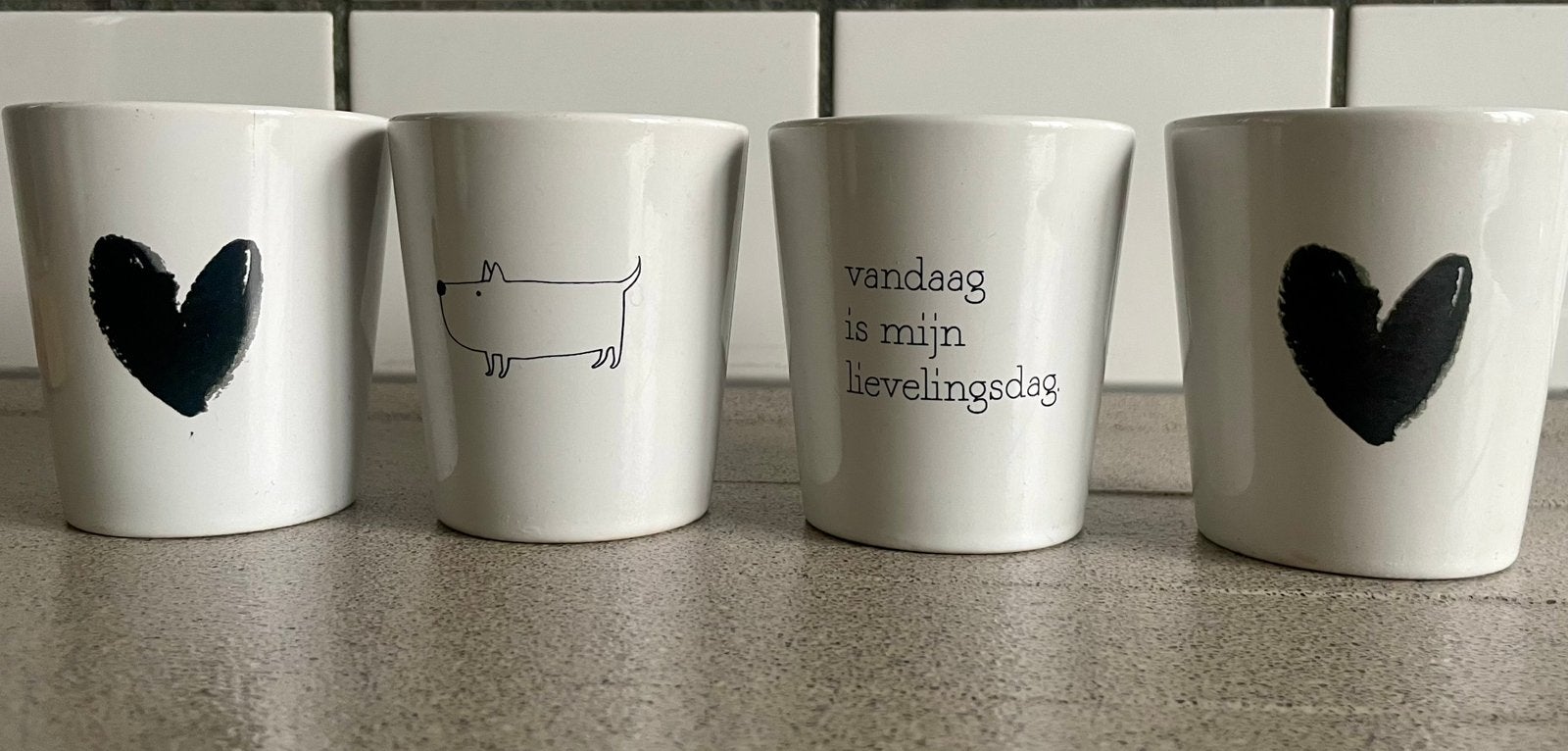 4 superleuke mokken bekers Genieters lievelingsdag hart hond, Ophalen of Verzenden, Zo goed als nieuw, Overige stijlen, Kop(pen) en/of Schotel(s)