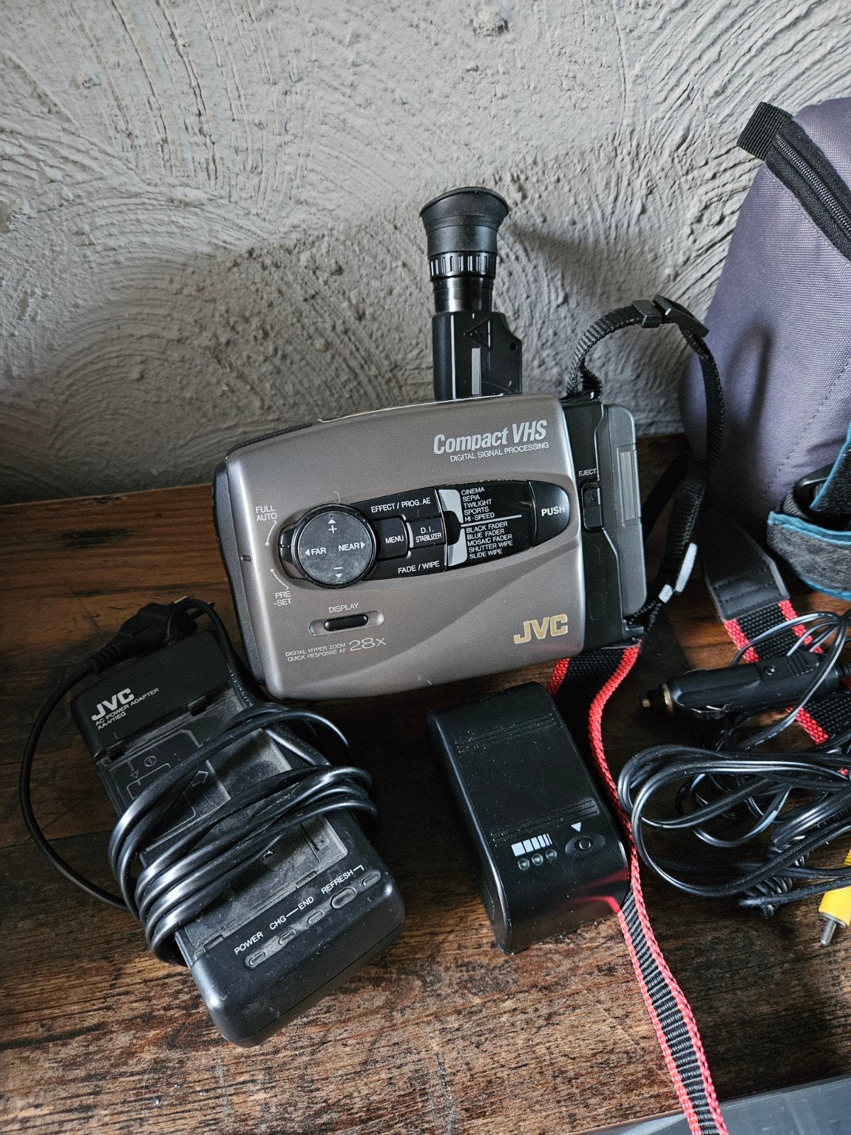 JVC Compact VHS Videocamera GR-AX660EG met accessoires, Audio, Tv en Foto, Videocamera's Analoog, Ophalen of Verzenden, VHS-C of SVHS-C