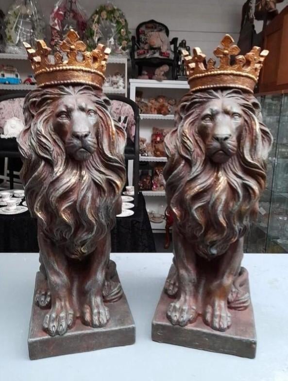 2 x.mooie leeuwen met kroon 85.00 p.s, Verzamelen, Beelden en Beeldjes, Ophalen of Verzenden, Zo goed als nieuw, Dier