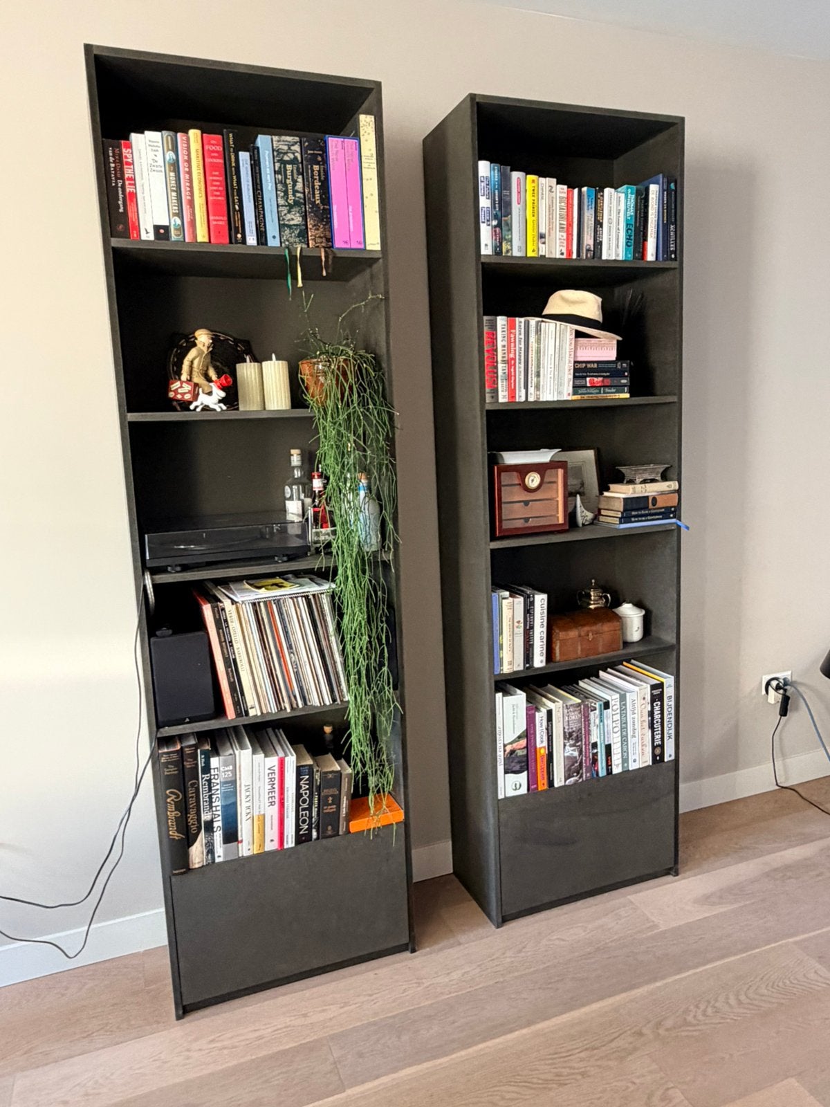 BOEKENKASTEN – useless studio (2 stuks, 70cm  244cm  35cm), Ophalen, Met plank(en), 200 cm of meer, 50 tot 100 cm