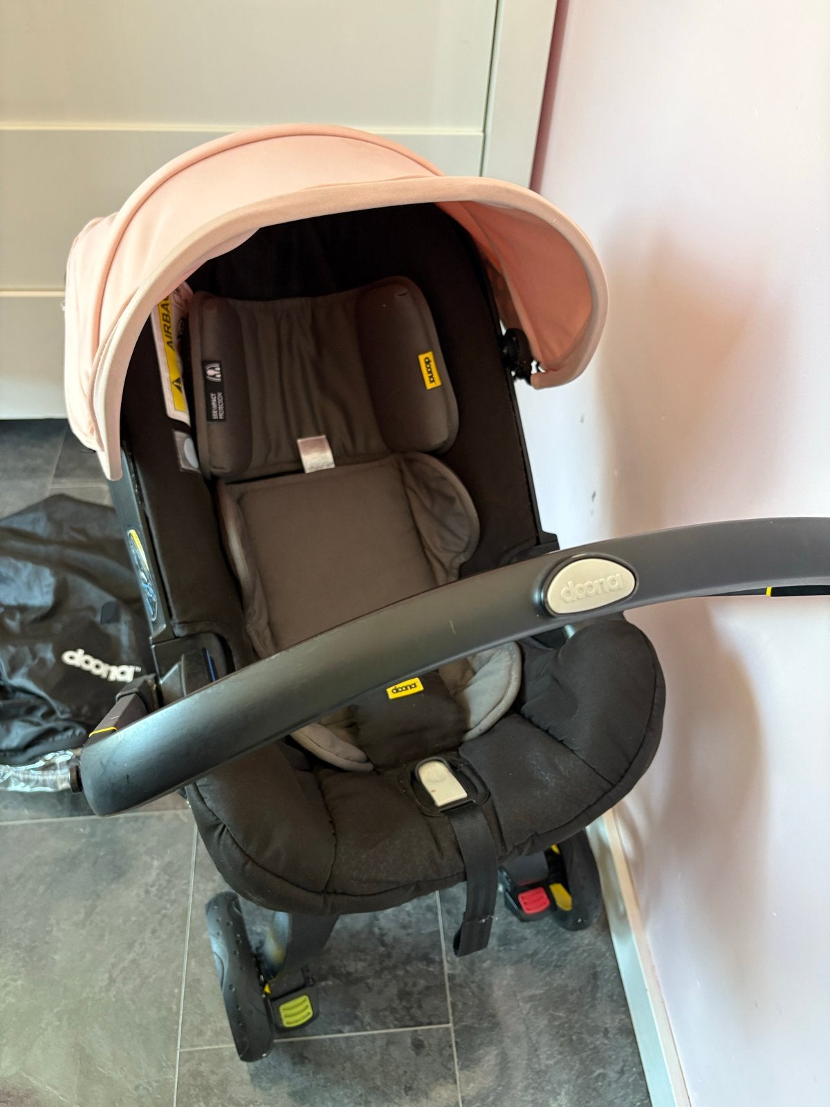 Doona i i-Size autostoel en kinderwagen, Kinderen en Baby's, Autostoeltjes, Zo goed als nieuw, Overige merken, 0 t/m 13 kg, Autogordel of Isofix