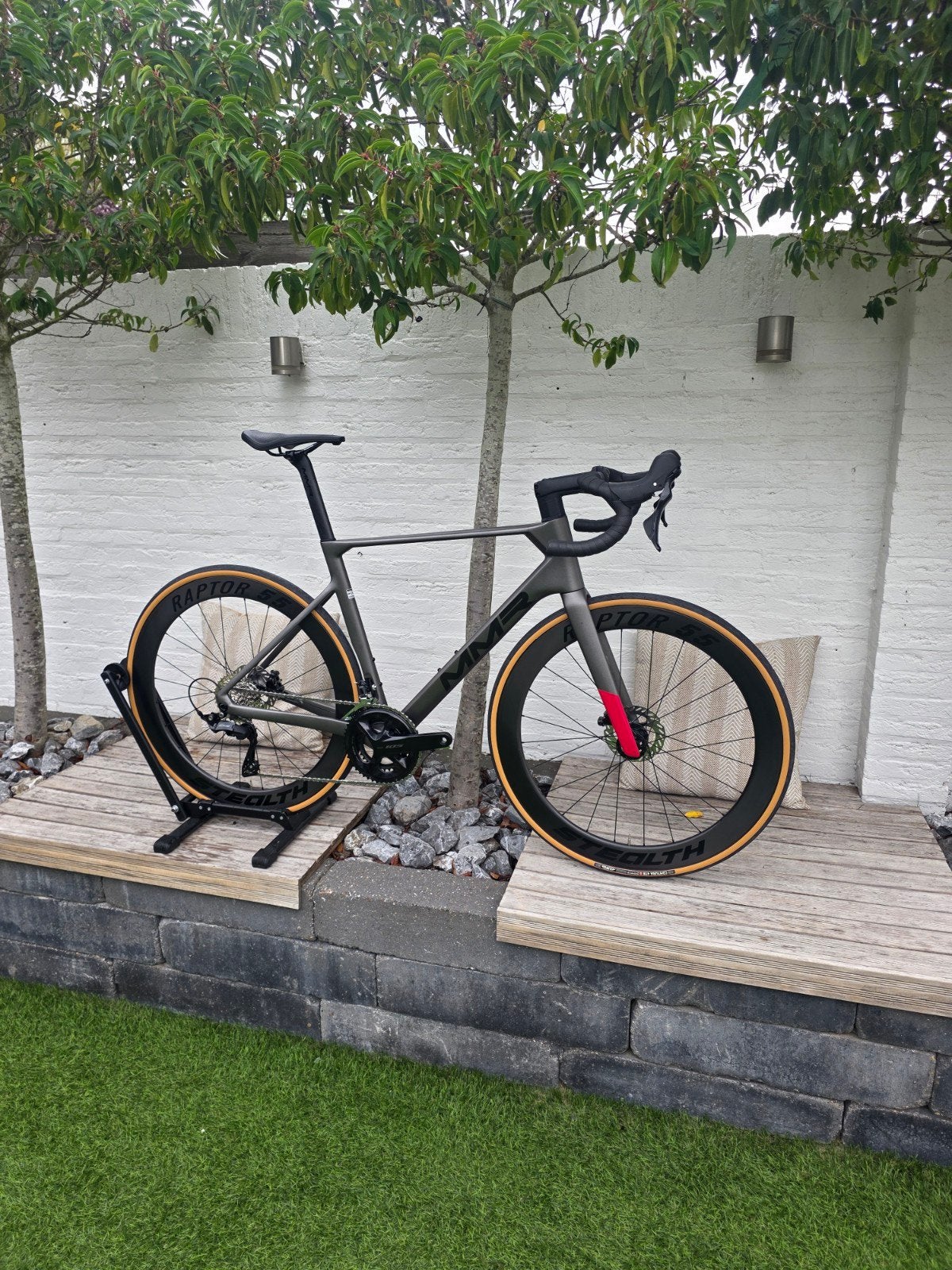 Foto 2 van MMR Aelion racefiets met Stealth Raptor 55 carbon wielen