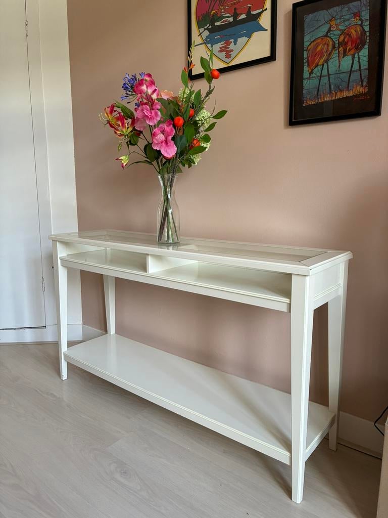 IKEA LIATORP sidetable / vitrinetafel wit – met glasplaat, Huis en Inrichting, Tafels | Sidetables, Ophalen, Gebruikt, 100 tot 150 cm