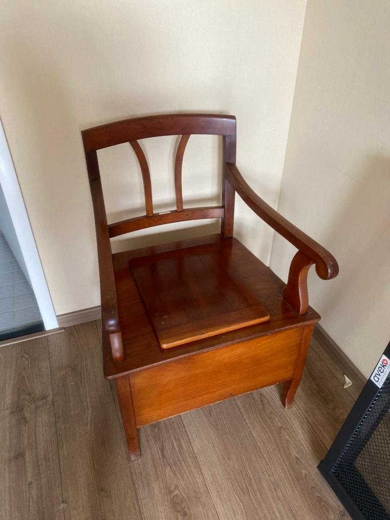 Antieke houten po-stoel van Th. A. A. Simonis Den Haag, Ophalen