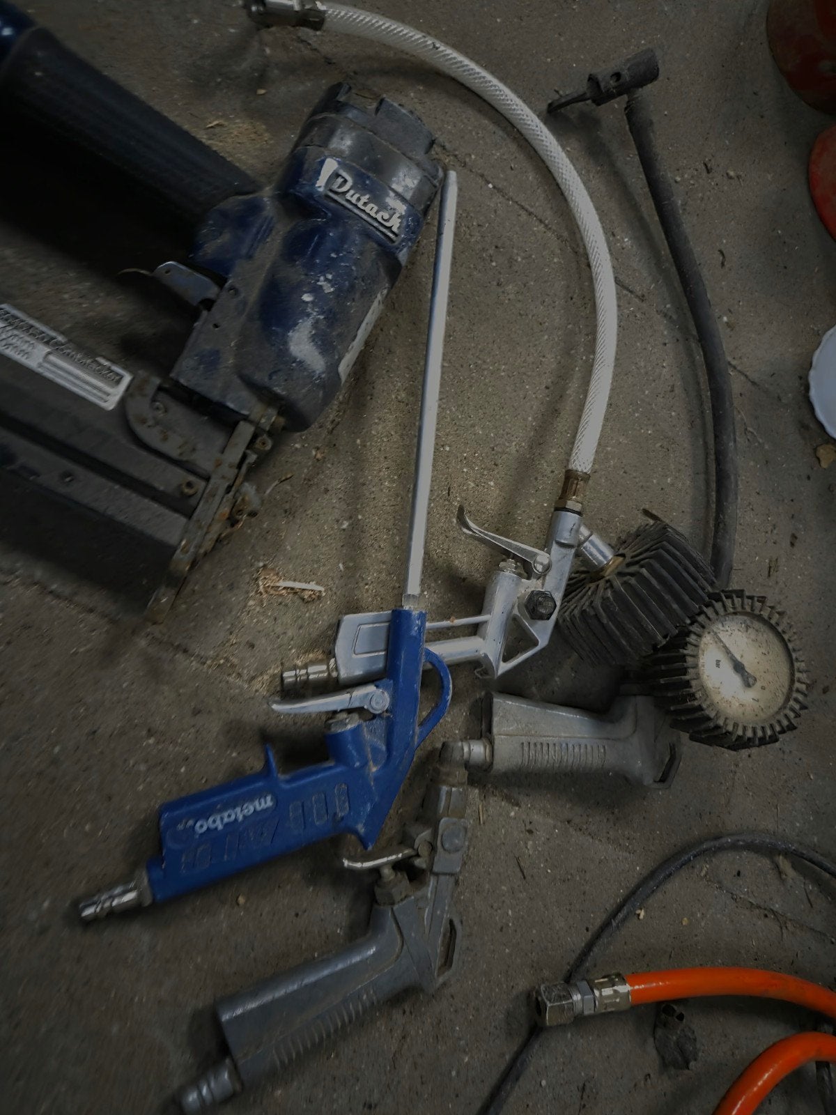 Compressor met tacker en verfspuiten, Ophalen, Gebruikt, 6 tot 10 bar, Minder dan 200 liter/min
