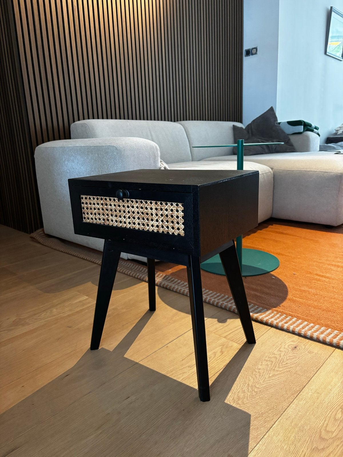 Stijlvol zwart nachtkastje met rotan ladefront, Ophalen, Minder dan 45 cm, 55 tot 70 cm, Zo goed als nieuw
