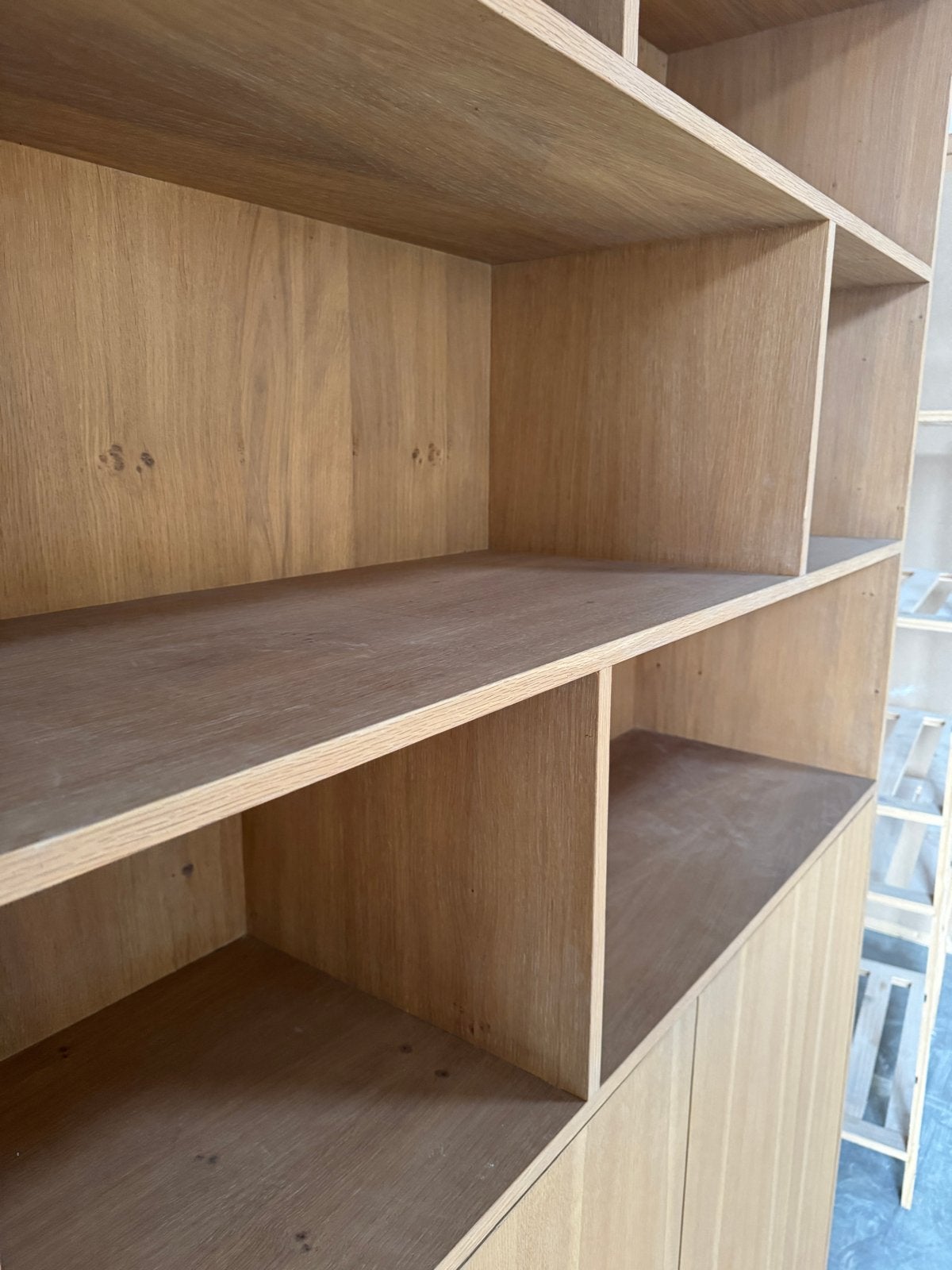 Foto 6 van Unieke Maatwerk Boekenkast / Wandkast Fineerhout