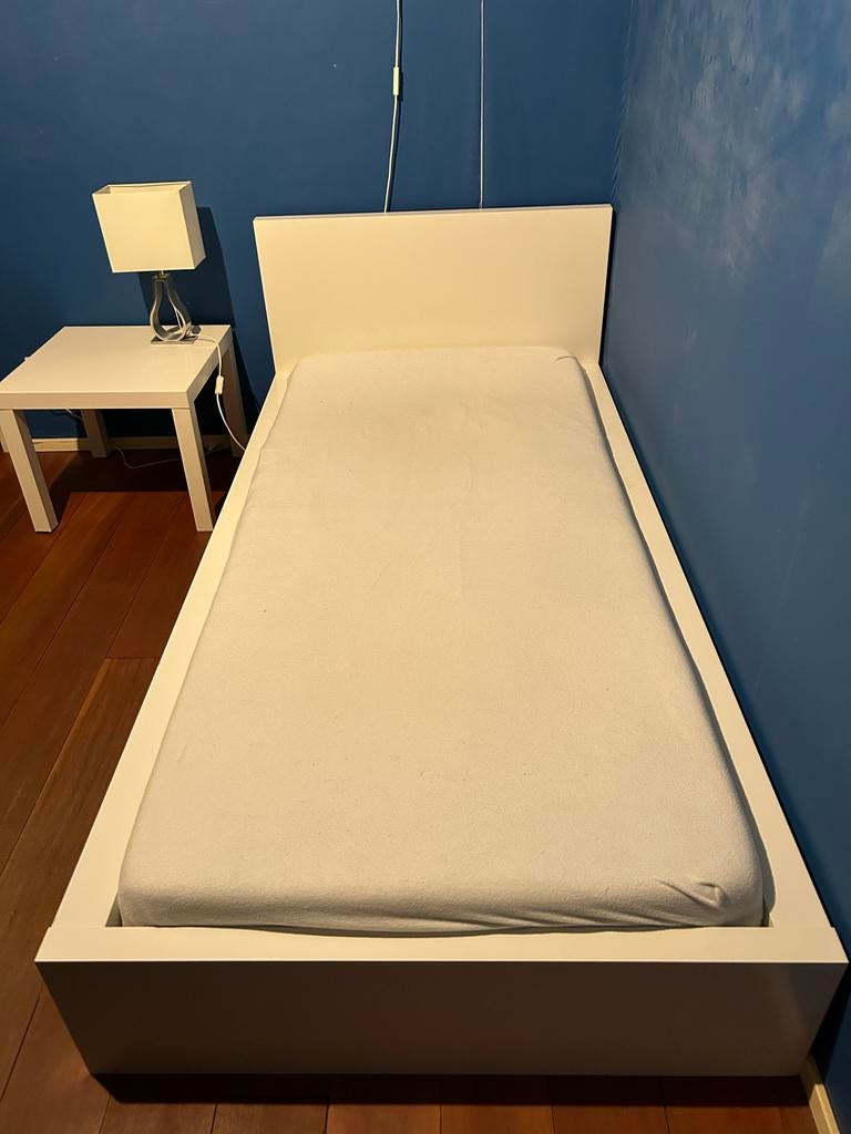 Eenpersoonsbed 90x200 cm met tafeltje en lamp, Ophalen, Gebruikt, 90 cm, Eenpersoons