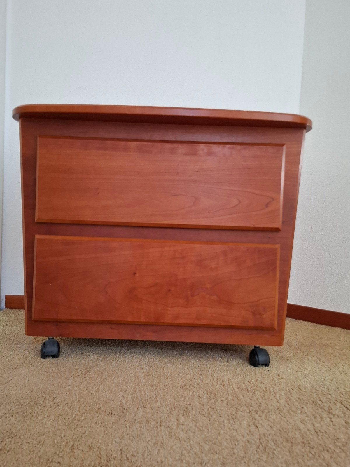 2 nachtkastjes, kleur kersen, 2 lades, Ophalen, Gebruikt, 55 tot 70 cm, 45 tot 65 cm