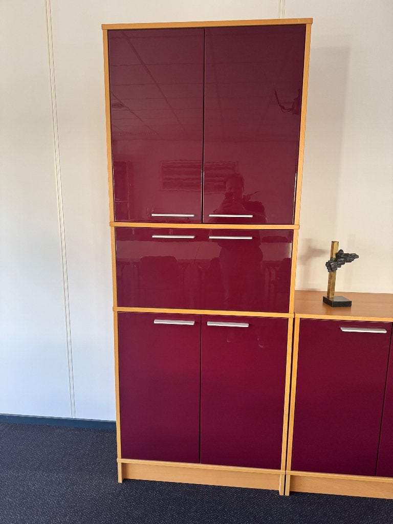 Moderne kastenset met bordeauxrode deuren, Ophalen, Gebruikt, Met lade(s), 50 tot 100 cm
