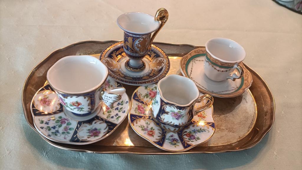 Verzameling porseleinen mini kopjes met schoteltjes, Ophalen of Verzenden
