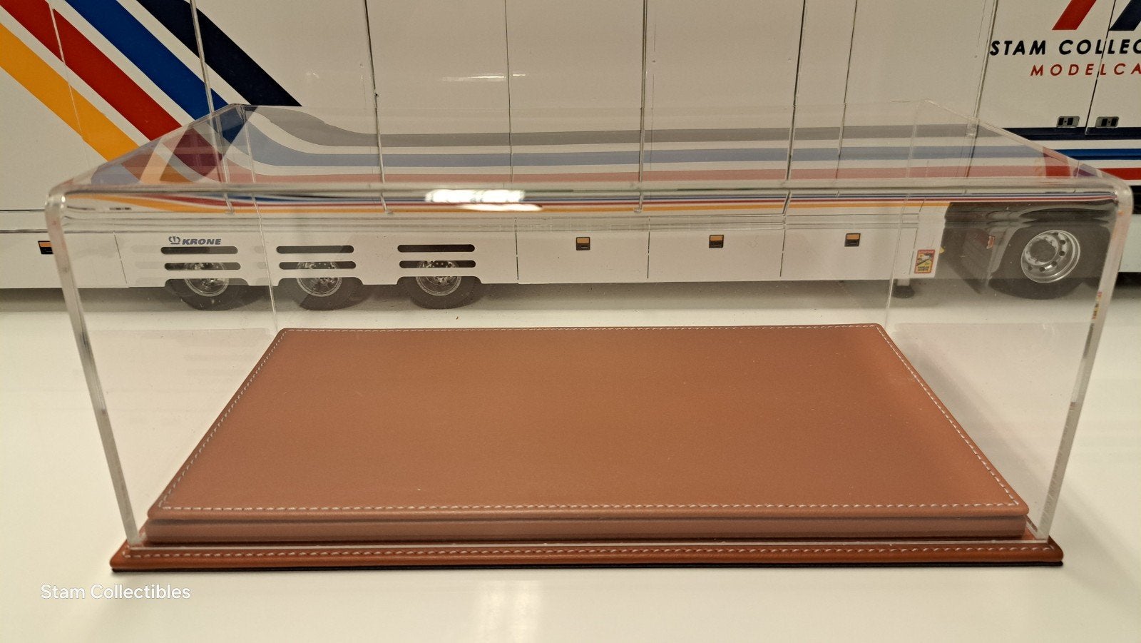 LYRD Vitrine Brown Leather Base 1/18 scale. 3 pcs. €100., Hobby en Vrije tijd, Modelauto's | 1:18, Overige merken, Auto, Nieuw