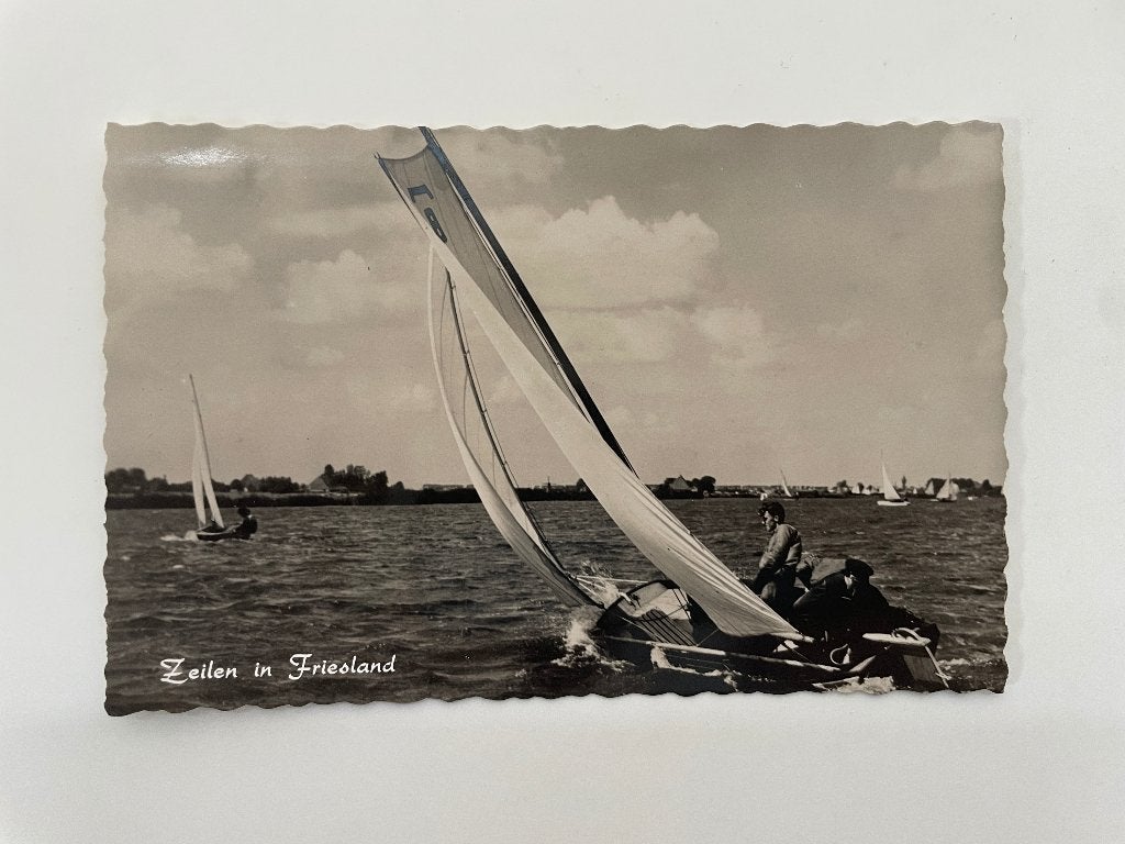 D874 Oude ansichtkaart Friesland : Zeilen in Friesland, Ophalen of Verzenden, 1960 tot 1980, Ongelopen, Friesland
