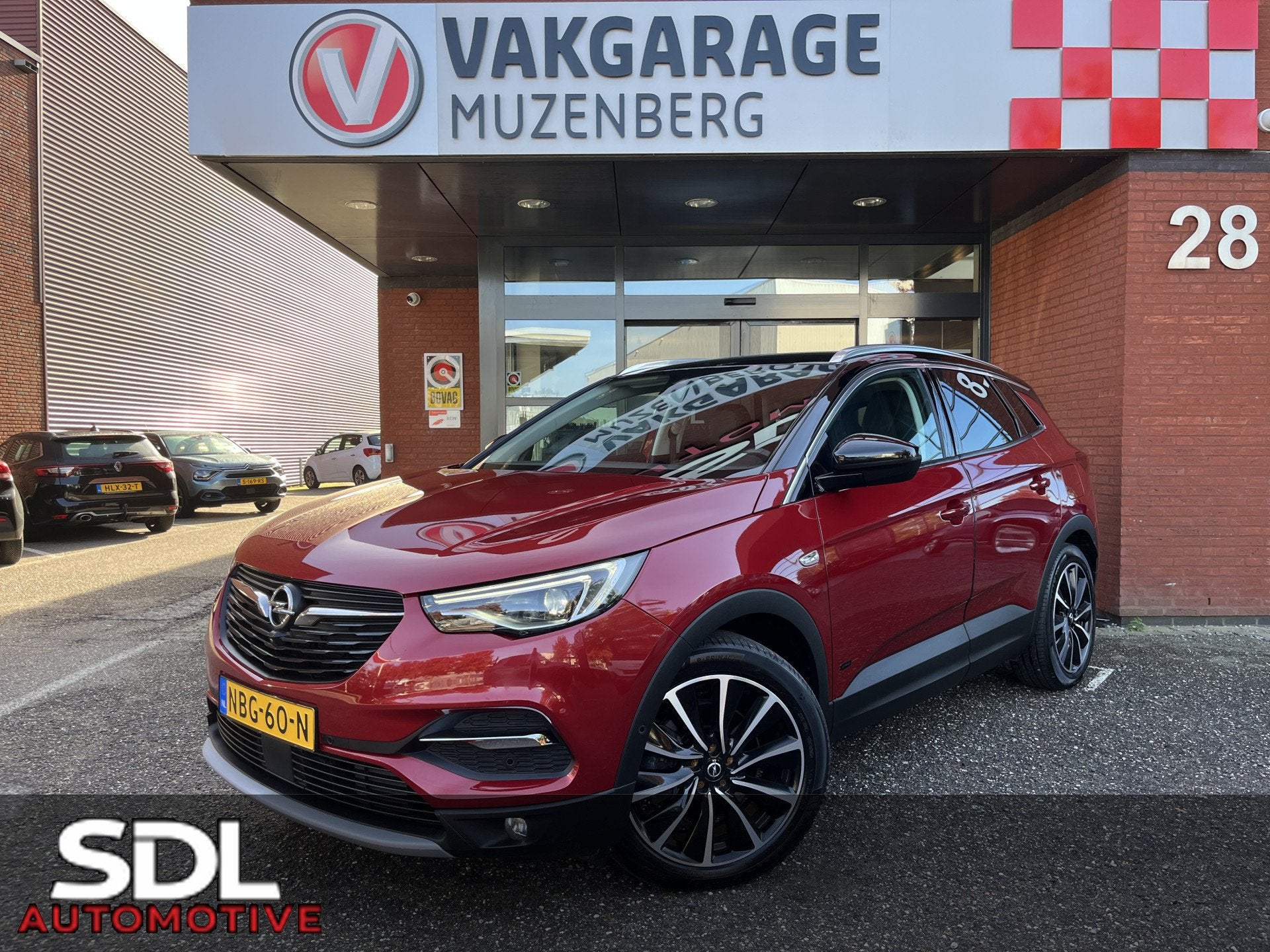 Opel Grandland X 1.6 Turbo Hybrid Ultimate // TREKHAAK // NA, Auto's, Dealer onderhouden, Zwart, 4 cilinders, Bedrijf