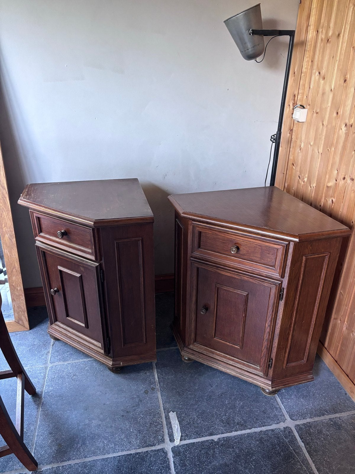 Gratis Vintage houten hoektafeltjes nachtkastjes hoekkast, Antiek en Kunst, Ophalen of Verzenden