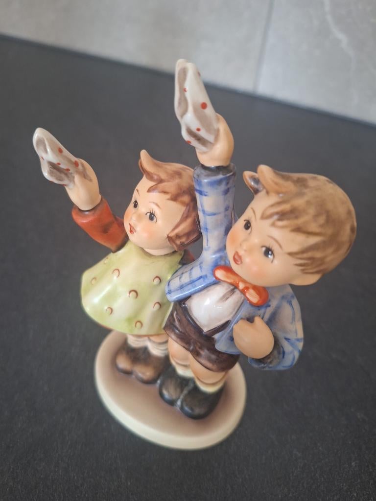 Hummel beeldje van Goebel, jongen en meisje, Ophalen of Verzenden
