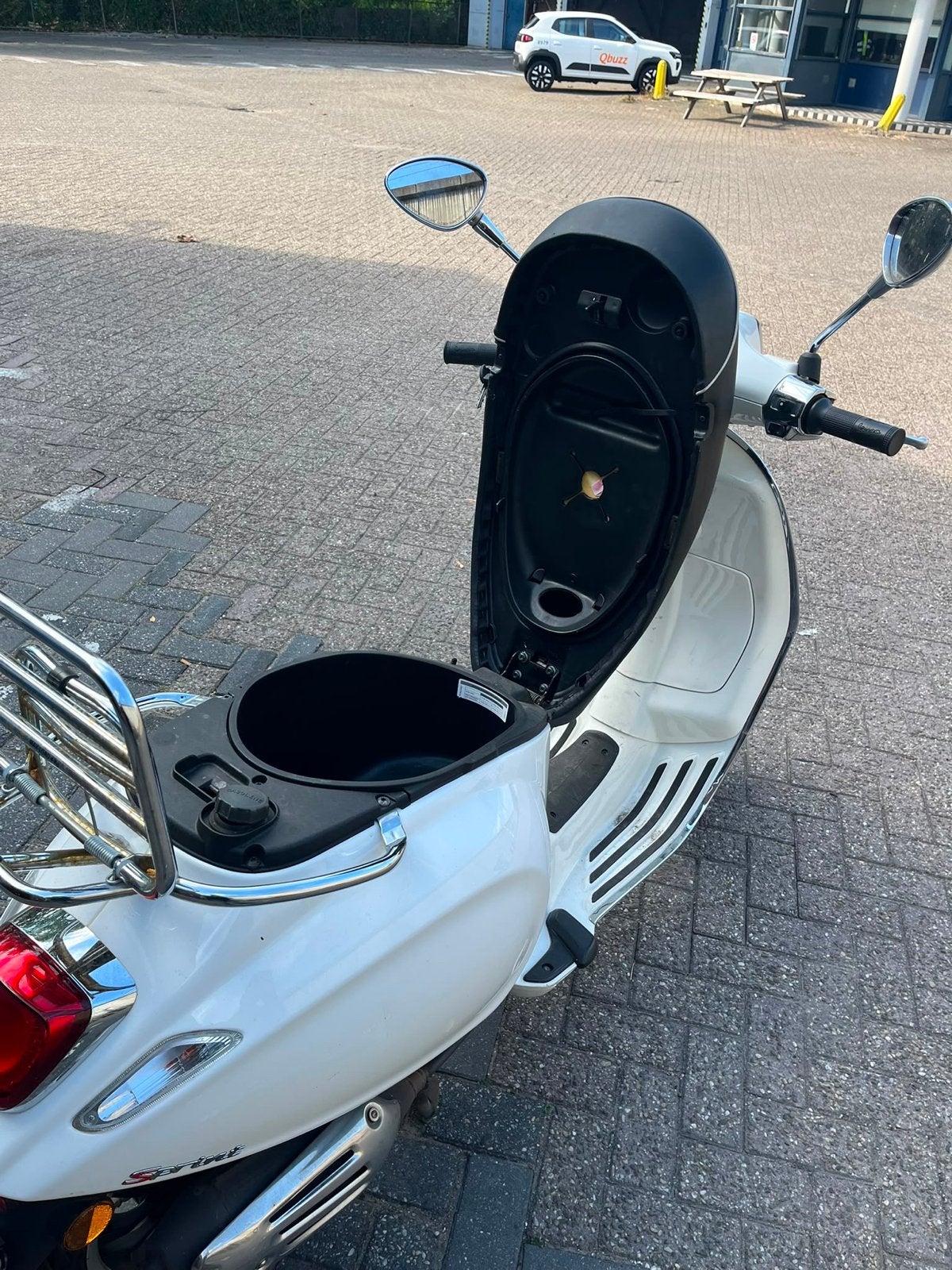 Vespa Sprint 25km/u - Wit - Zo goed als nieuw, Fietsen en Brommers, Scooters | Vespa, Ophalen, Overige modellen, Zo goed als nieuw